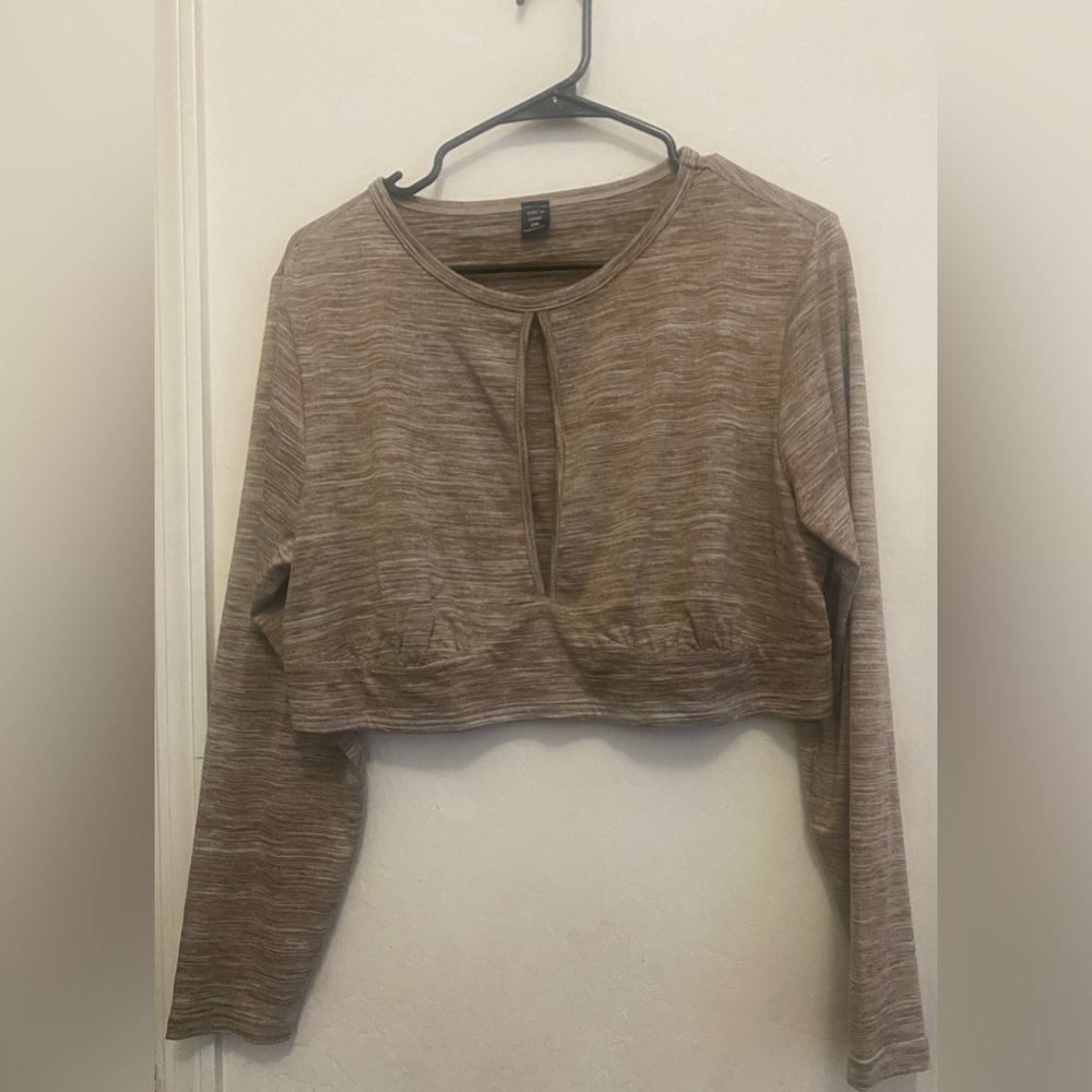 ‼️Tan activewear crop top‼️